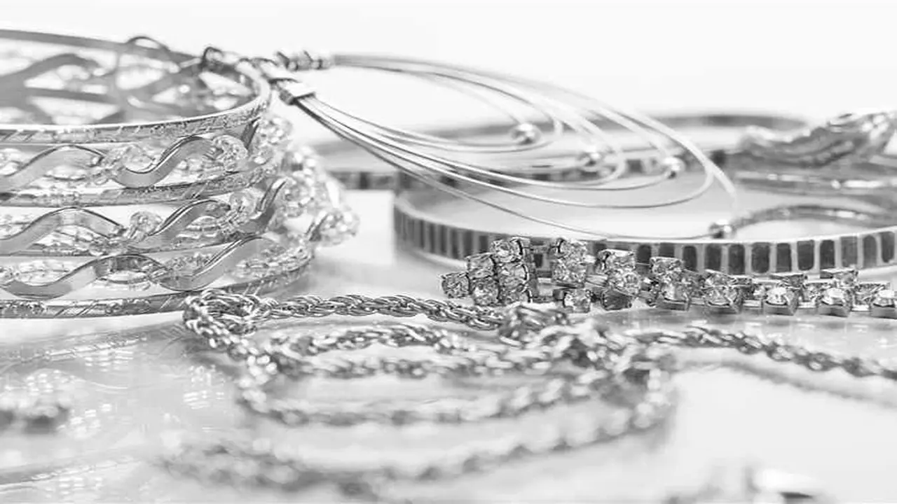 ما هو سعر جرام الفضة في الأسواق المحلية يوم الأحد 15 مارس؟